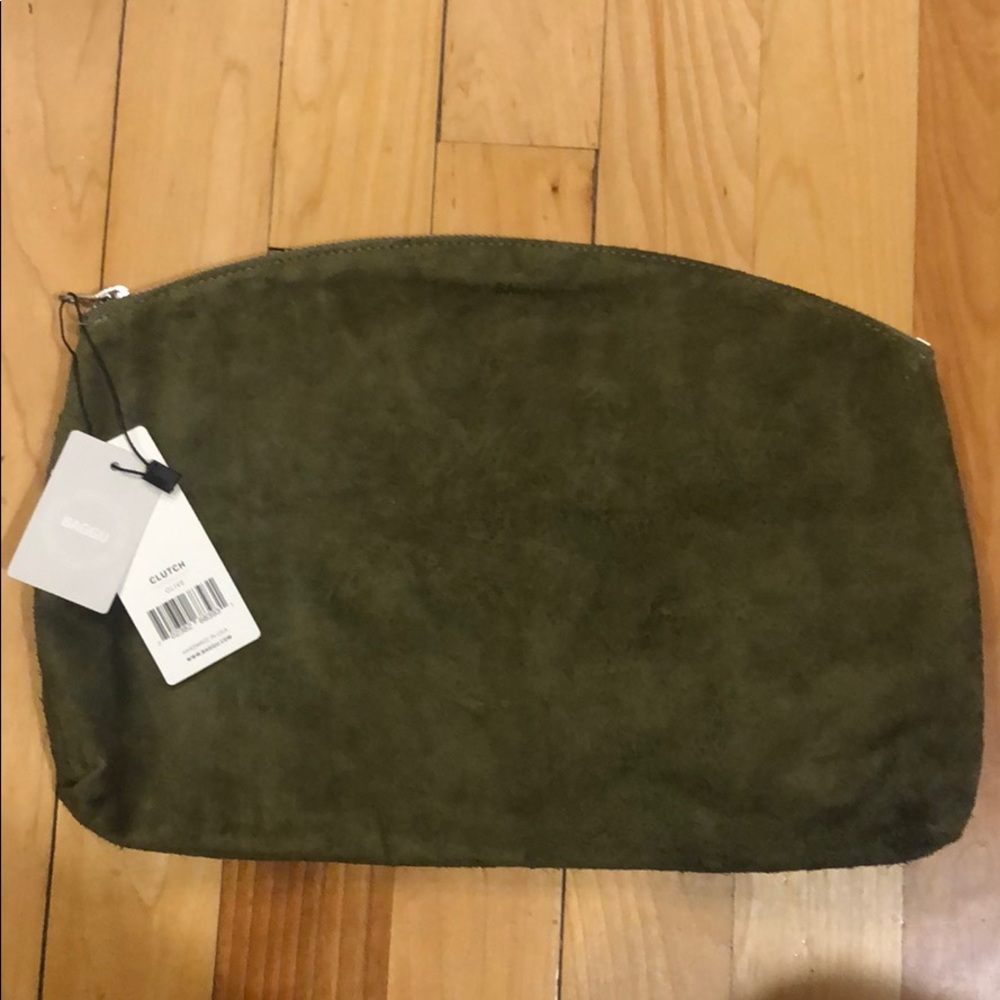 BAGGU olive clutch